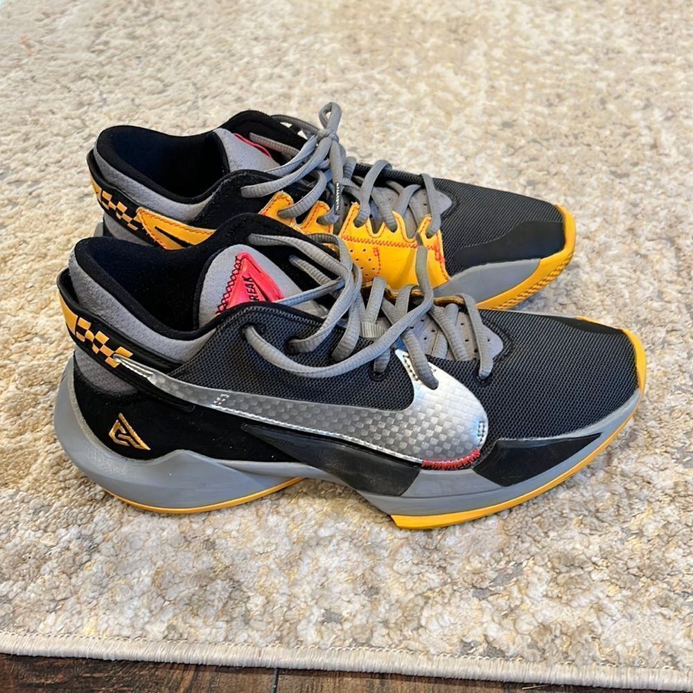 NIKE GIANNIS ZOOM FREAK 2 men size 7 women’s size‎ 8.5 in EUC check pics